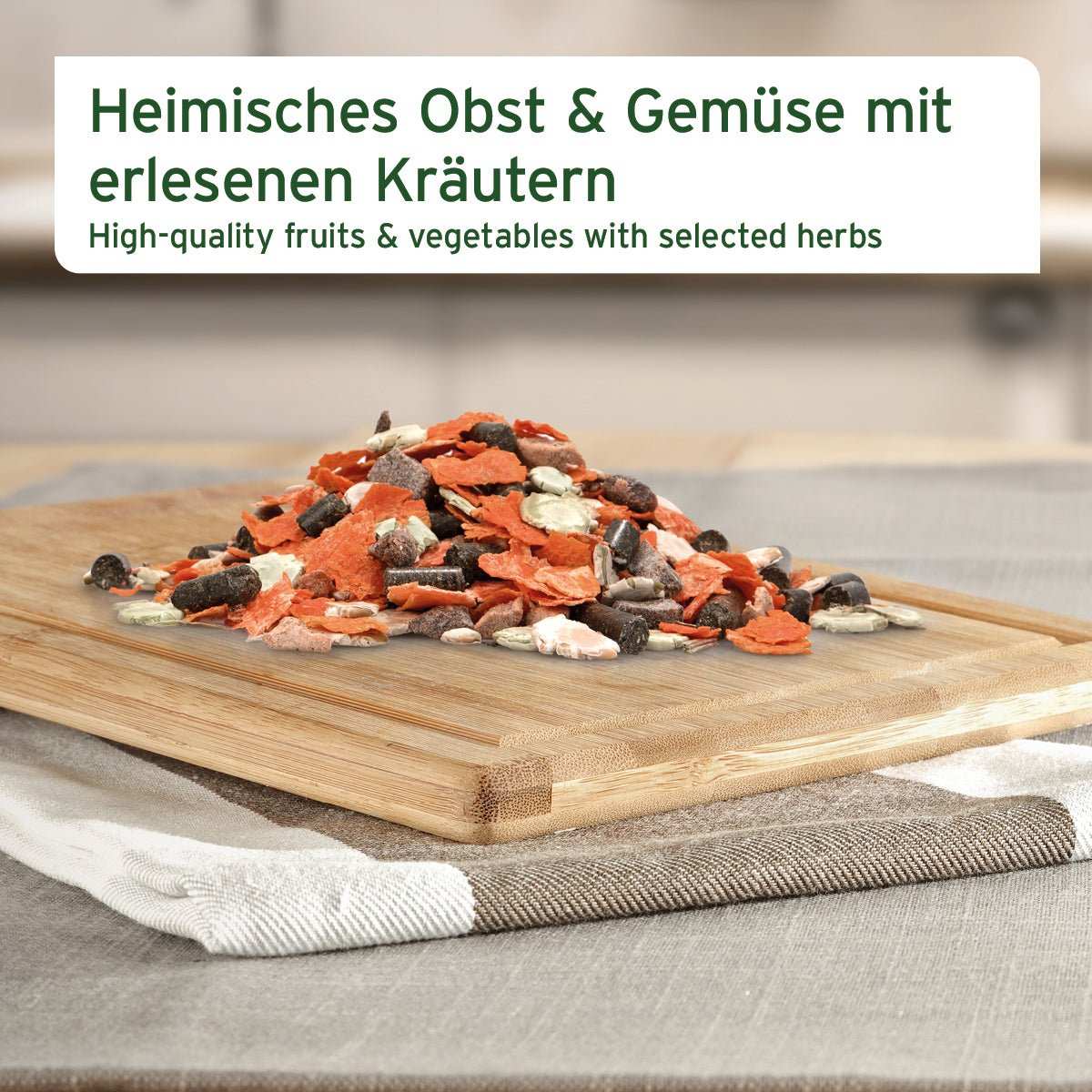 BARF-Zusatz für Hunde: Früchte, Gemüse und Kräuter auf einem Holzbrett.