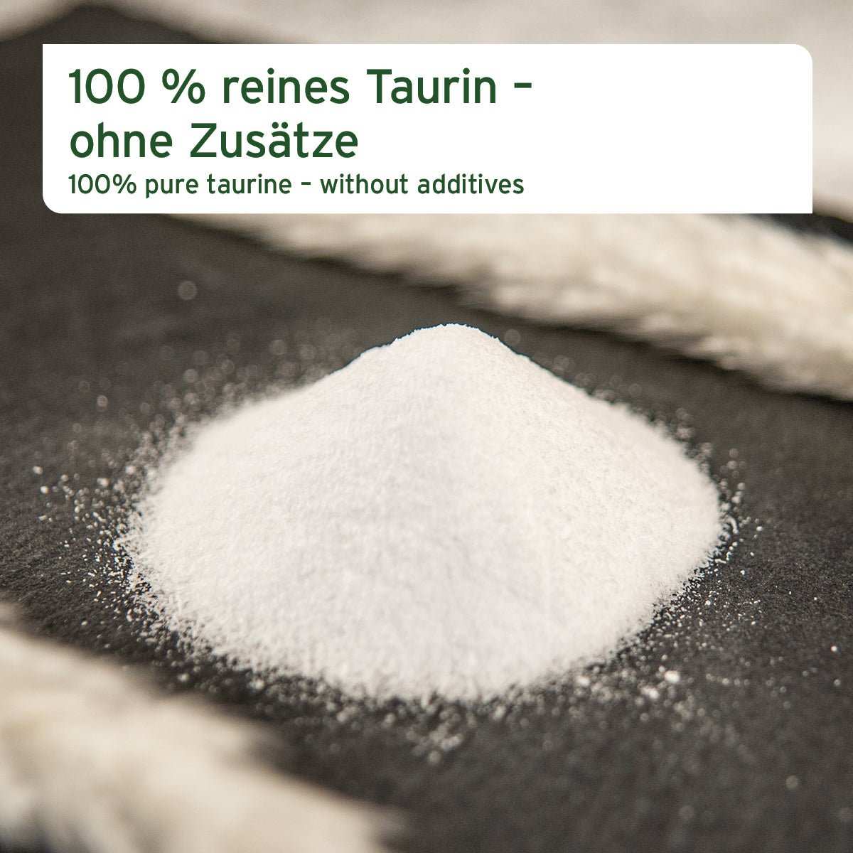 Taurin Pulver für Hunde auf dunkler Oberfläche.