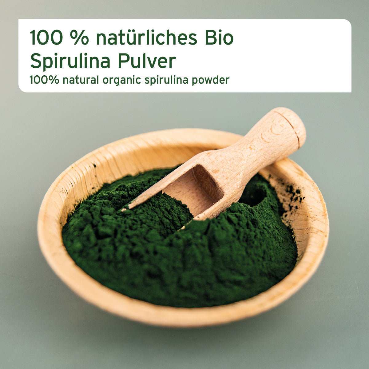 100 % natürliches Bio Spirulina Pulver in einer Holzschale mit Holzlöffel.
